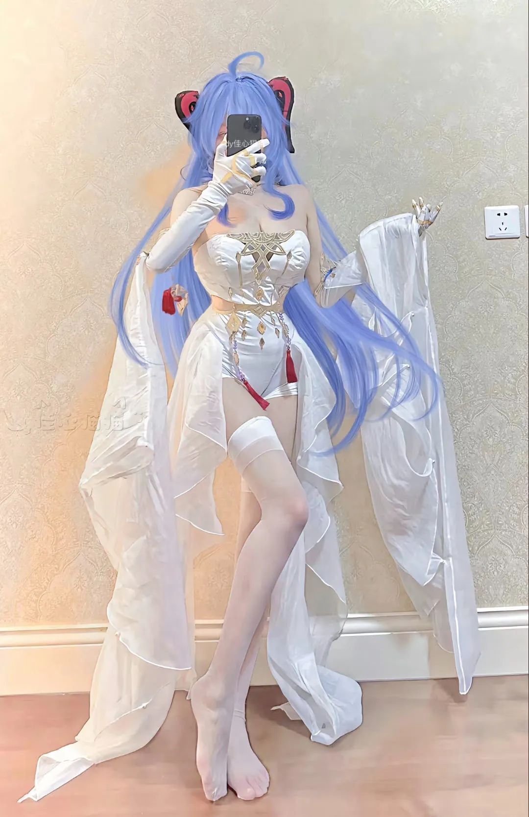 原神cos：白丝+婚纱，新娘甘雨太漂亮了！温泉里的绫华，勒肉黑丝申鹤让人狂喜！见过恶魔装的胡桃吗？