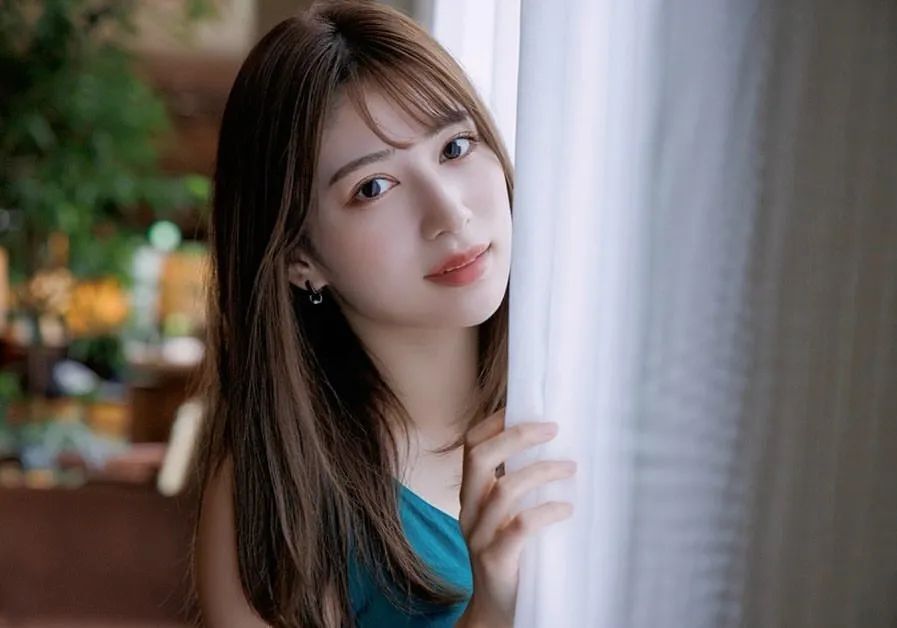 雪平莉左写真及INS图片集，日本模特赛车皇后