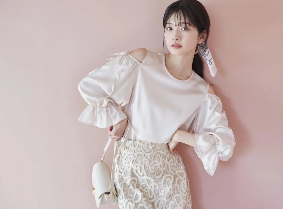 模特小室安未，日本少见的冷淡风清秀气质美女