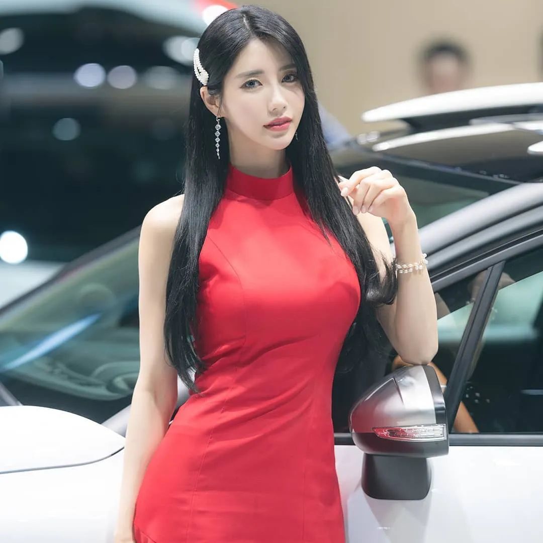 韩国赛车模特林率雅，甜美性感的气质女神