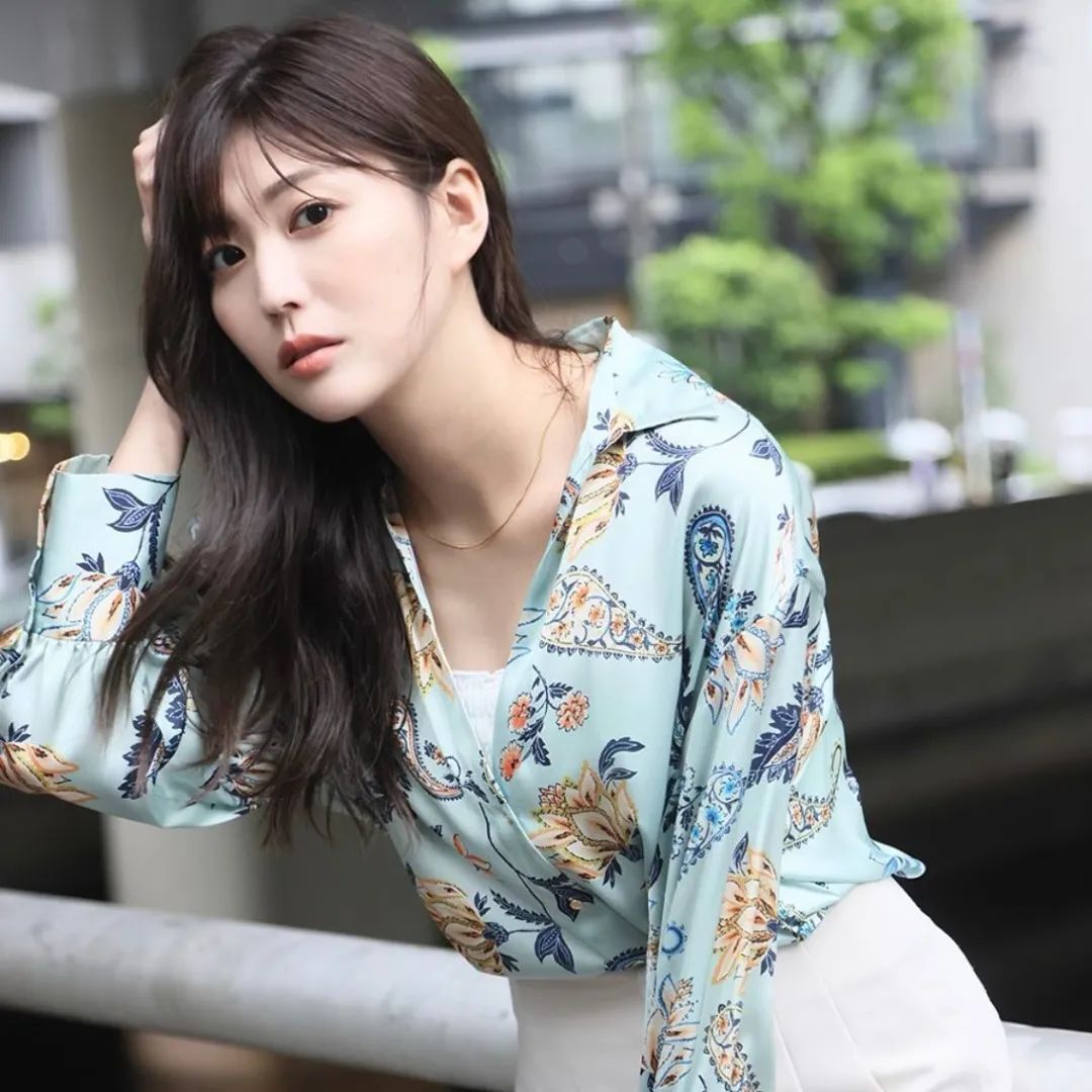 日本模特岩崎名美，号称神级美腿的高挑御姐