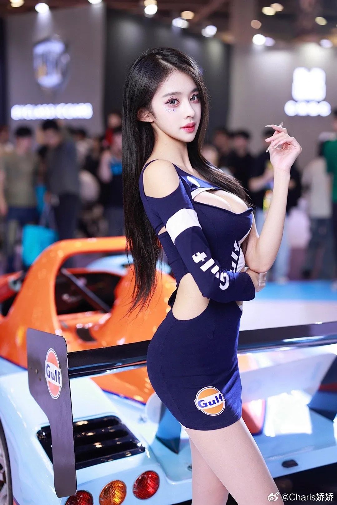车模Charis，男人都爱的网红脸+妖娆​身材！