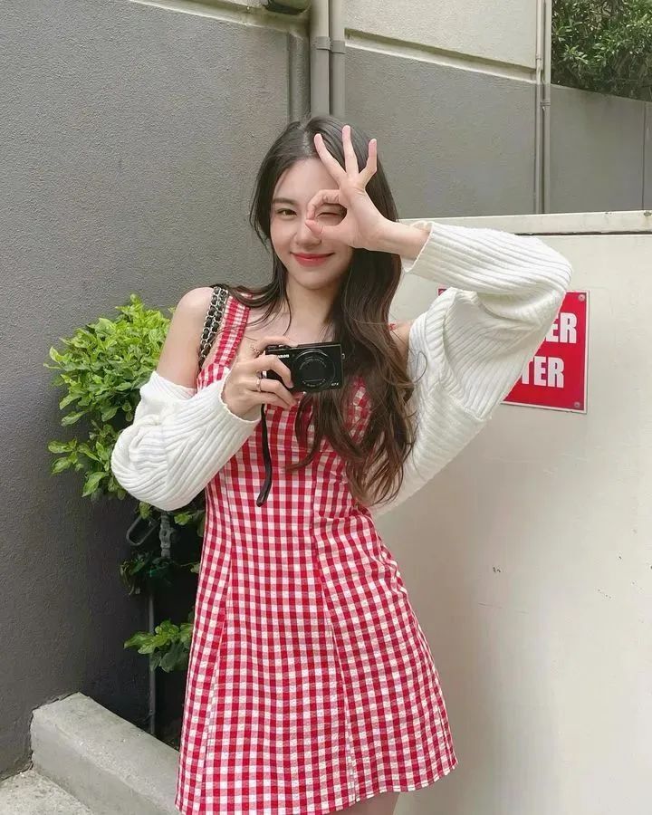 [仙女集]秀色掩今古，荷花羞玉颜