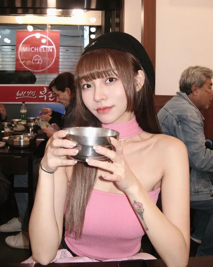 [仙女集]她望着年方十七，凹凸小巧，楚楚动人
