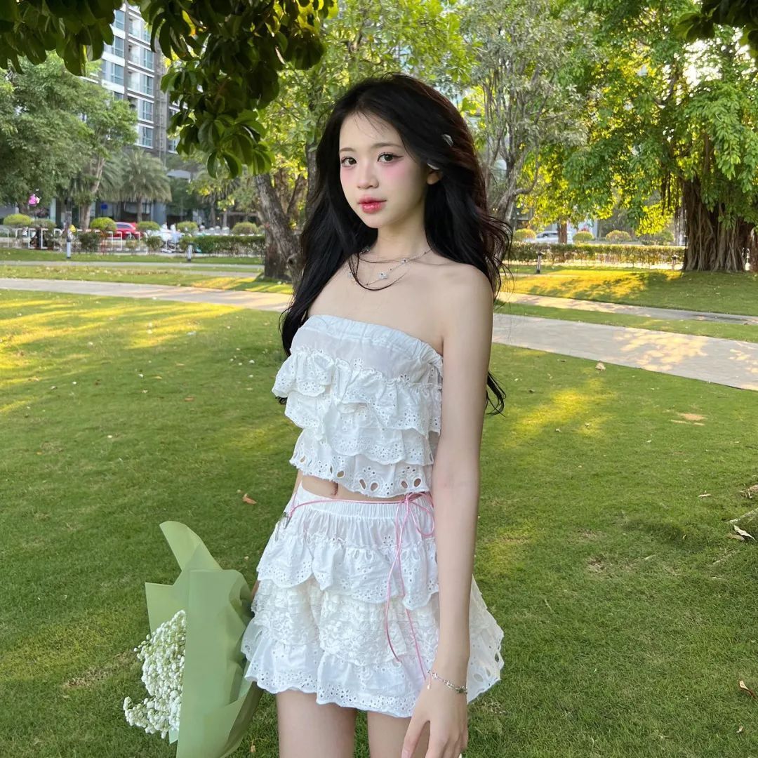 白色短裙少女