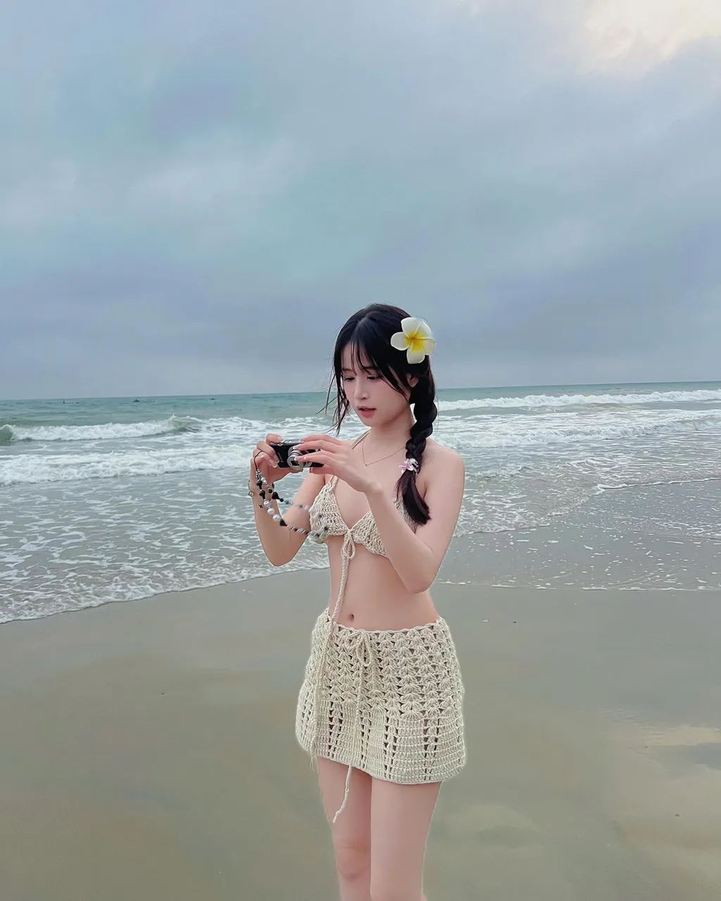 头戴小花的甜美女孩