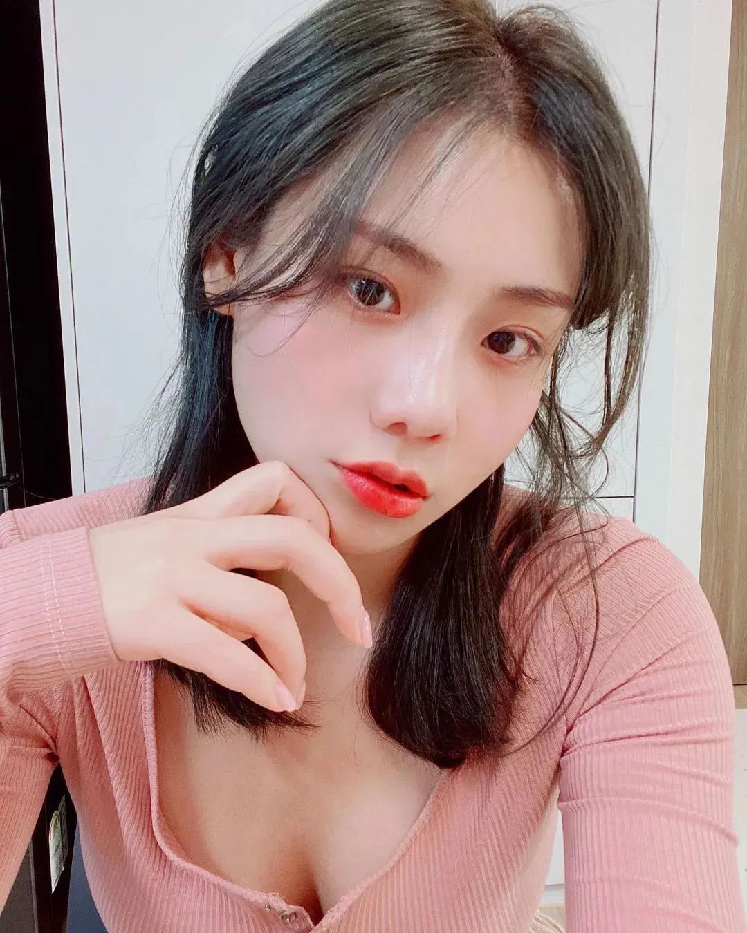 美女壁纸丨金雅珠，甜美又养眼的“韩国卡戴珊”