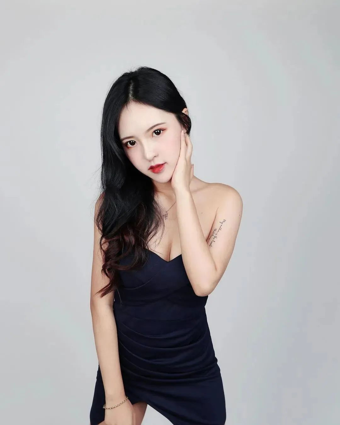 美女壁纸丨李优，长相出众、身材犯规的美女美甲师