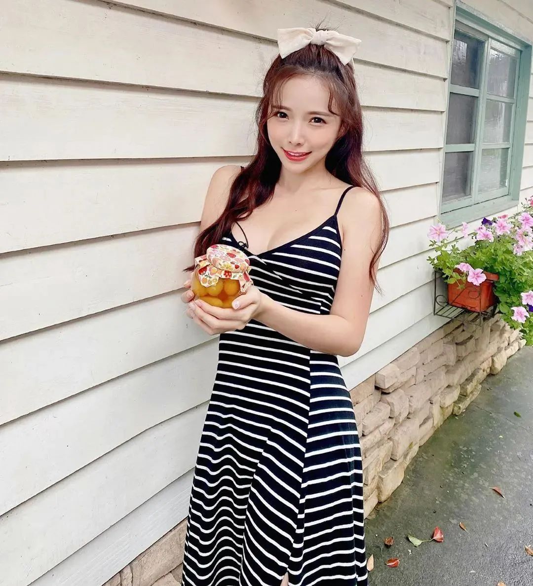 美女壁纸丨蓝星蕾，长相甜美可人的网红美女
