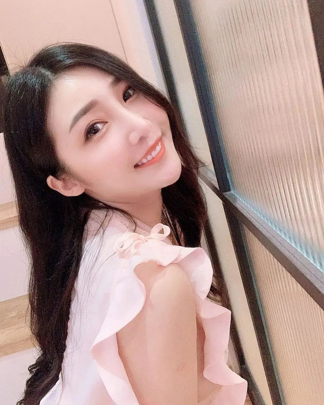 許薇安，甜美迷人的“电眼女神”