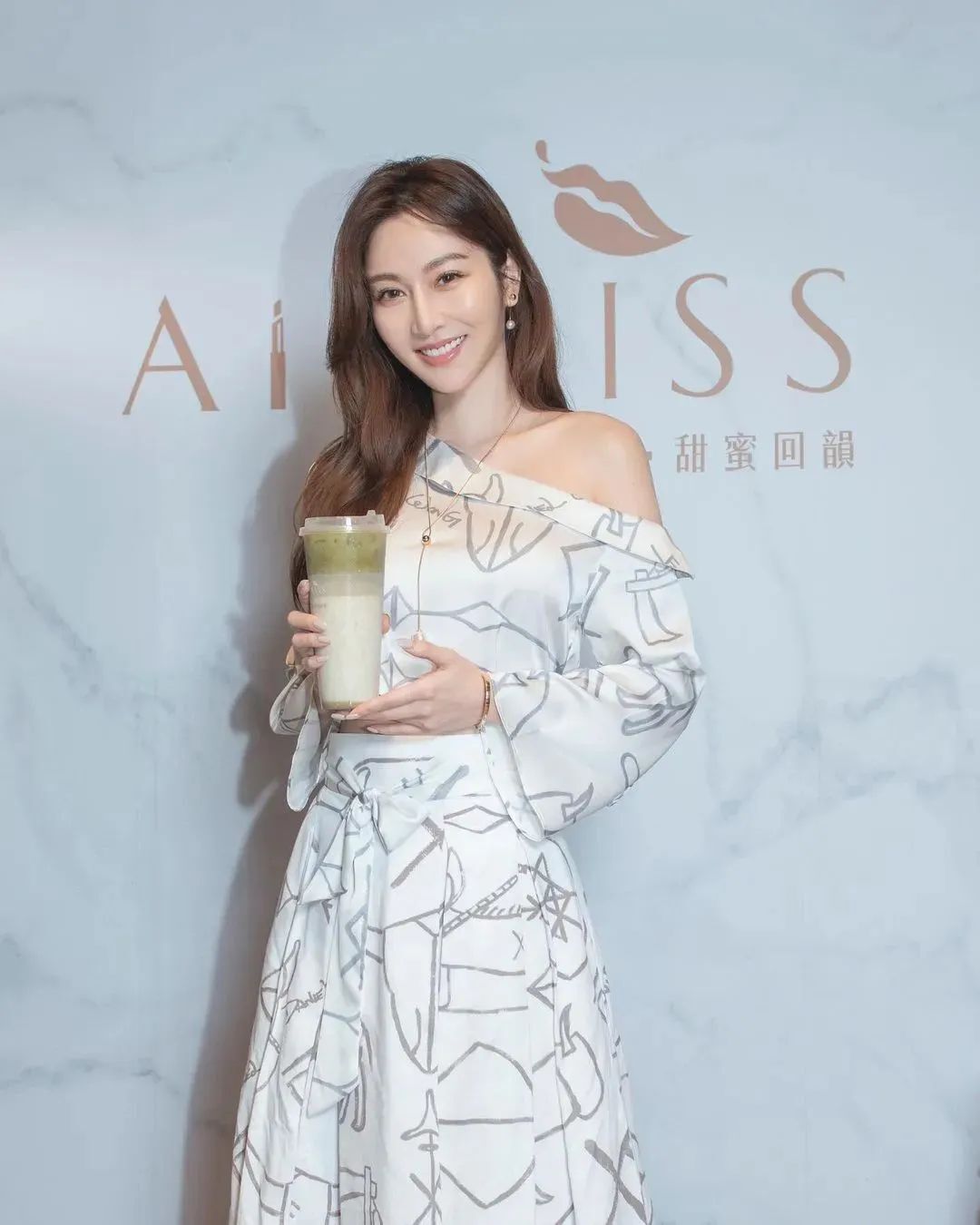 曾莞婷,40岁至今单身未婚的她，美出新高度