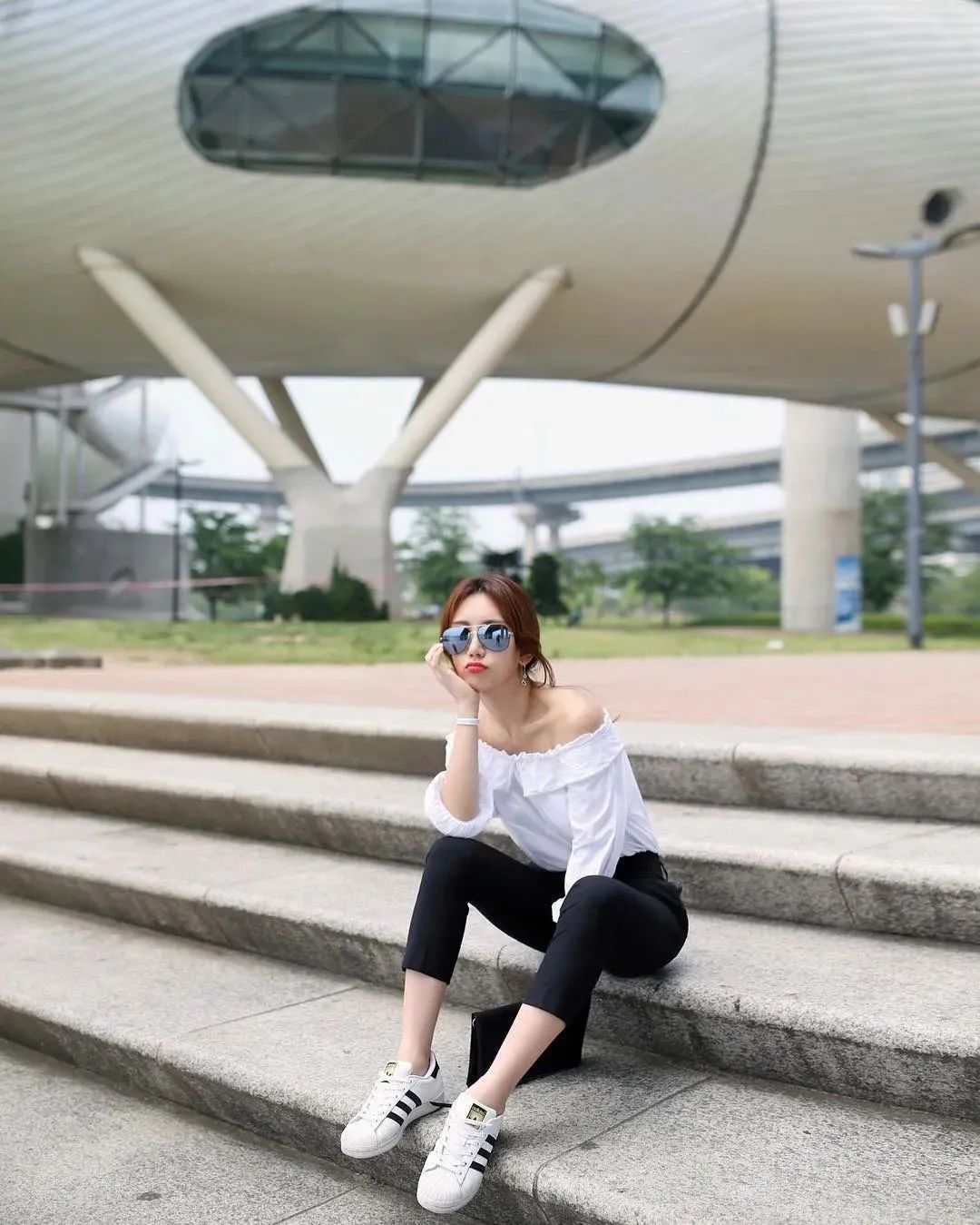 她是马东锡女友，被网友称其为韩国最美体育老师