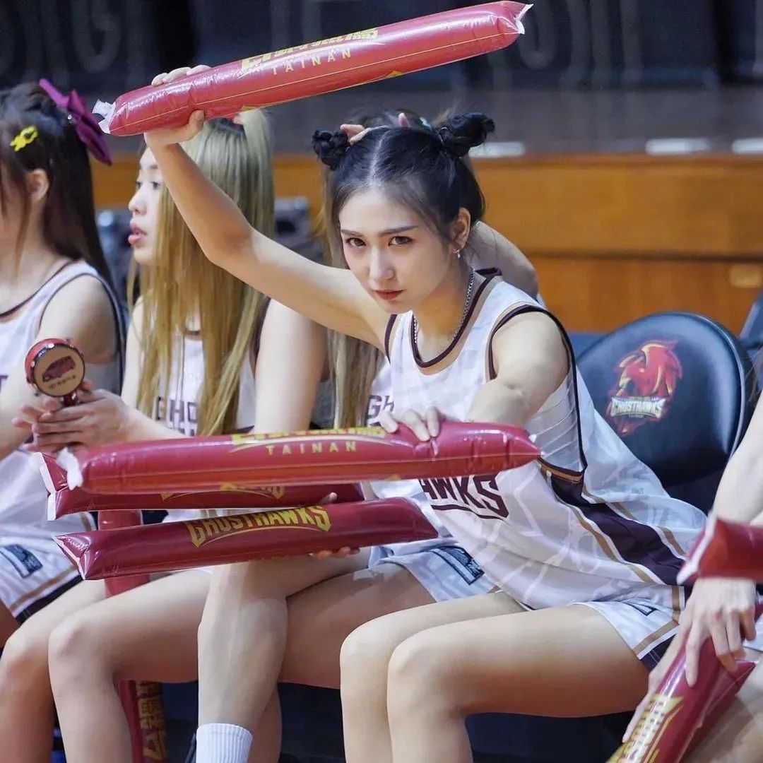 吴彩冞，甜美又可爱的啦啦队女神