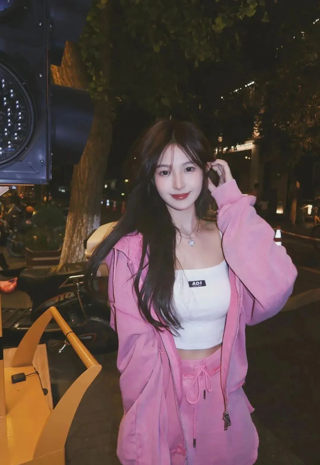 北影校花邓子怡，甜美迷人的00后小美女