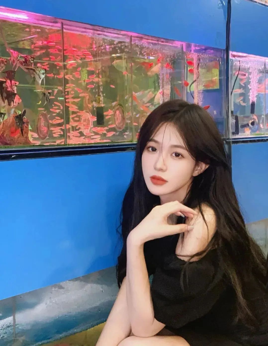北影校花邓子怡，甜美迷人的00后小美女
