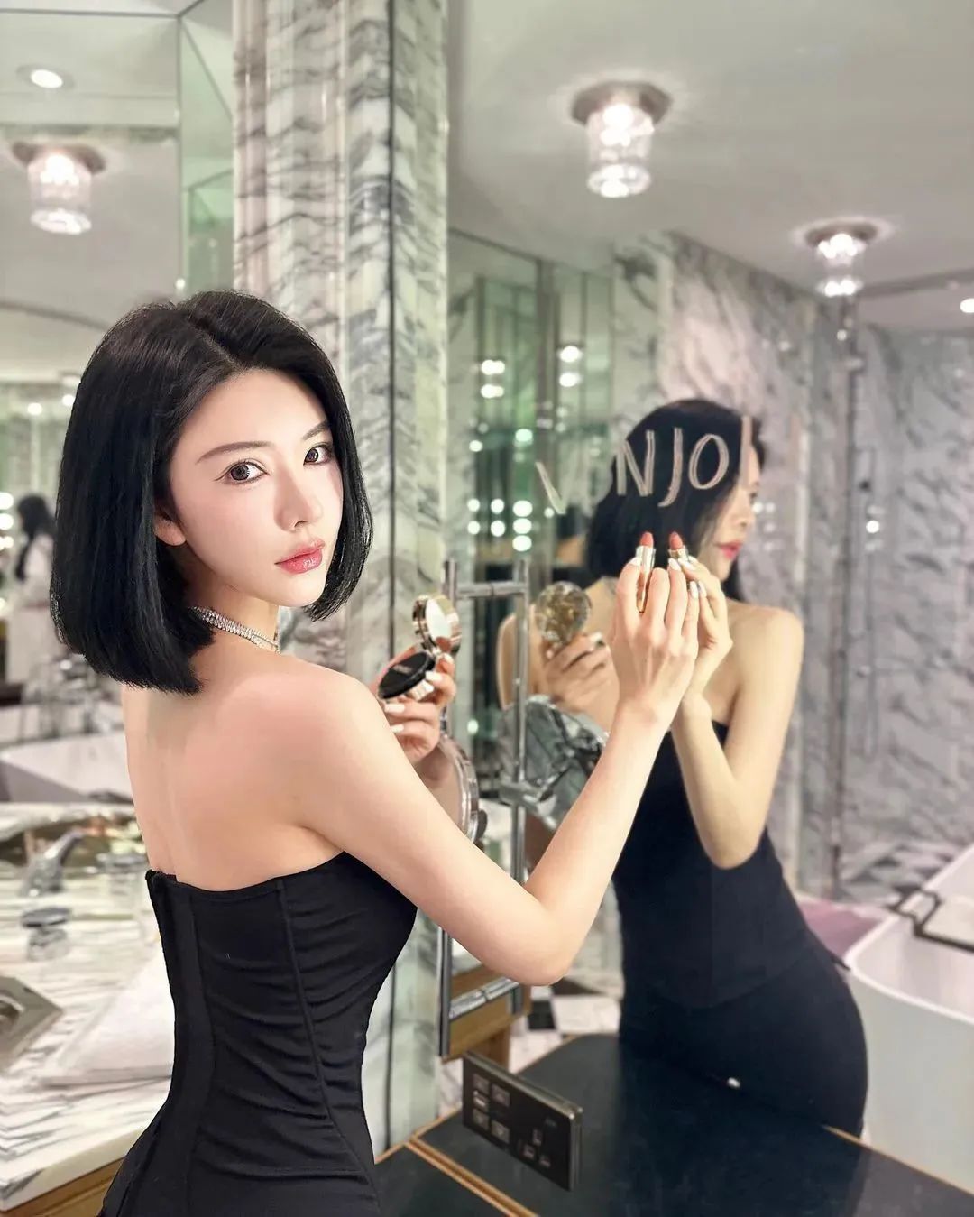 孔天天，甜美又性感的气质女神