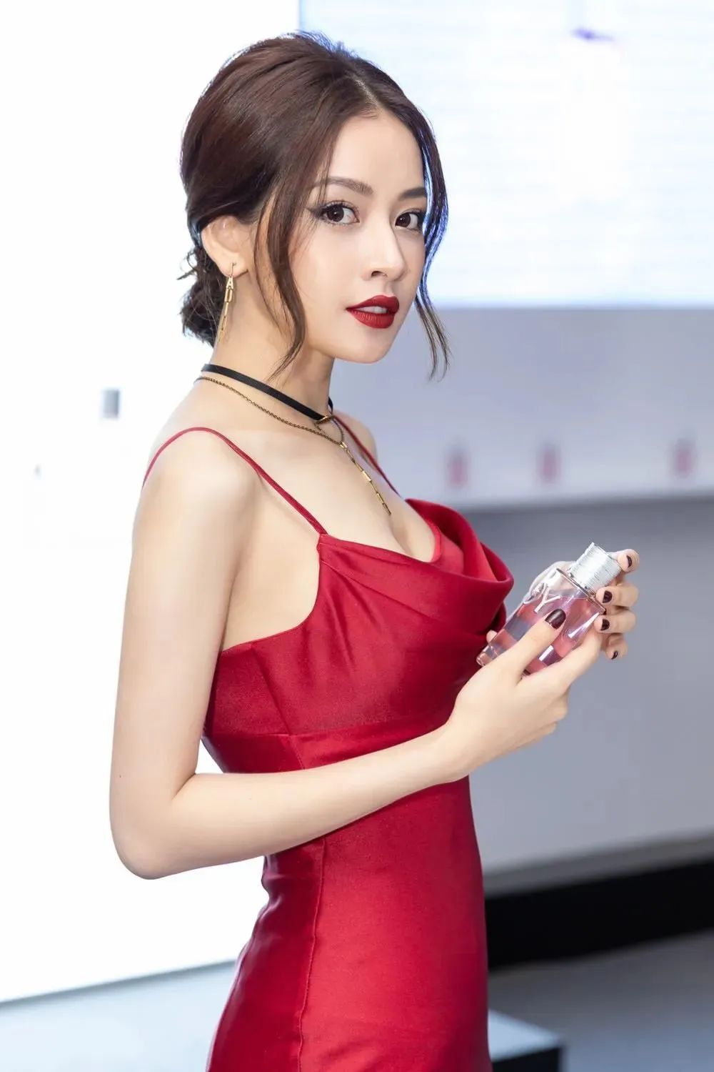 越南网红阮垂枝，多才多艺的她，曾拿下“越南奥斯卡”大奖