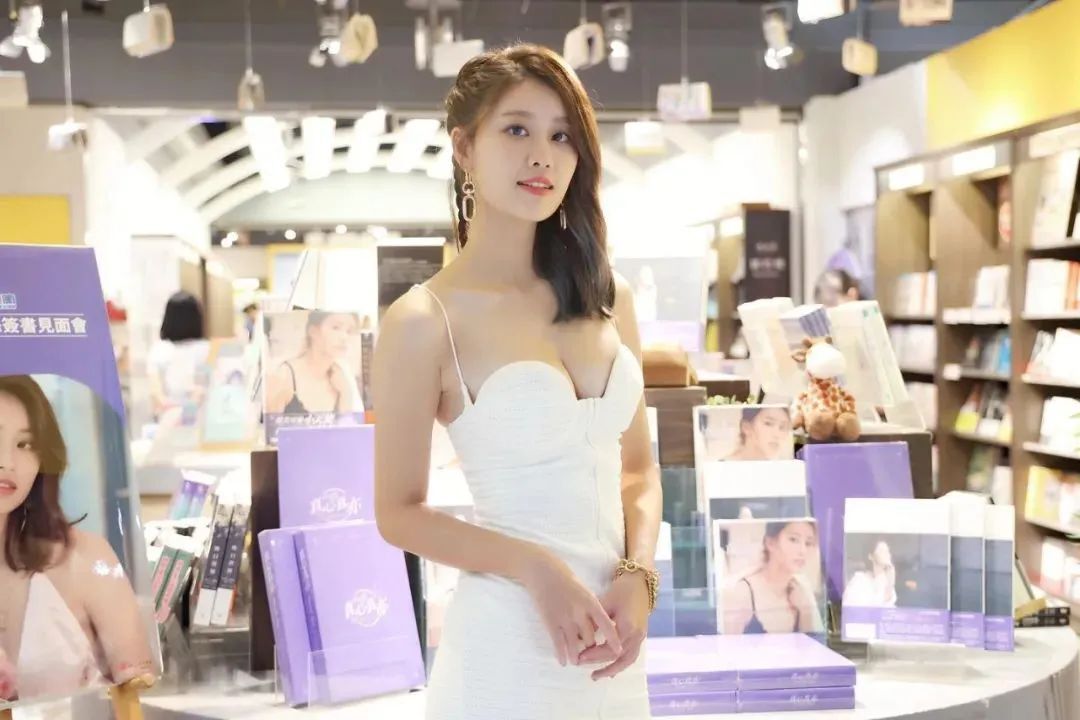 台湾网红林真亦，甜美又性感的“微笑女神”
