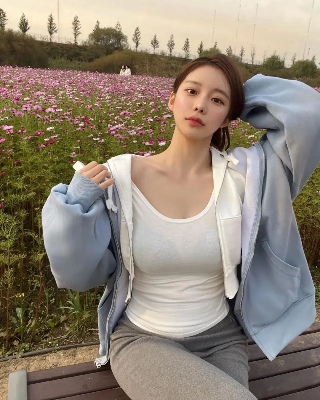 韩国网红允珠，拥有清纯可爱甜美风格的服装品牌老板娘