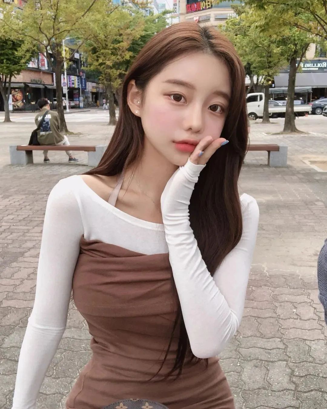 韩国网红允珠，拥有清纯可爱甜美风格的服装品牌老板娘