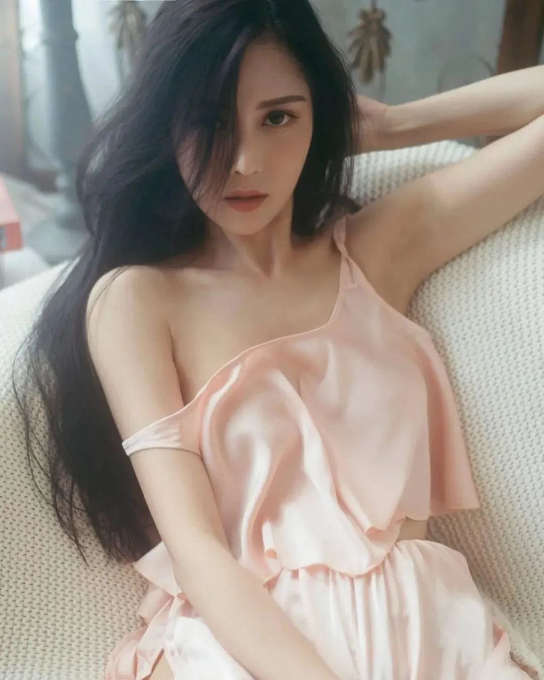 台湾网红许玲玲，甜美又性感的气质女神