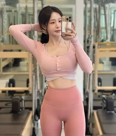 韩国顶级网红美女，甜美又性感的瑜伽女神