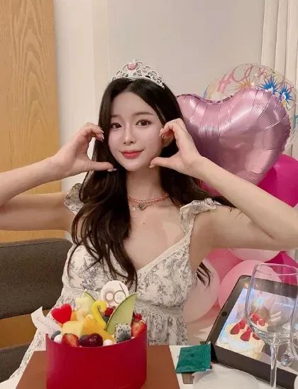 韩国网红 | mminily，甜美又迷人的颜值系女神