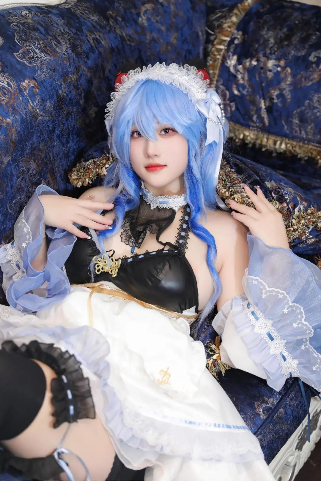 COS：原神甘雨女仆装COS看我乖嘛