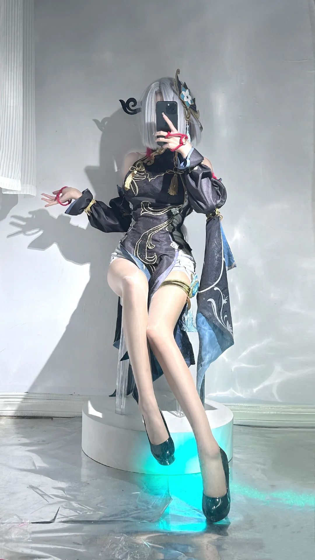 原神cos：泳装+裸足，双马尾妮露太美了！光腿申鹤，黑丝女仆装芙芙可爱爆了！