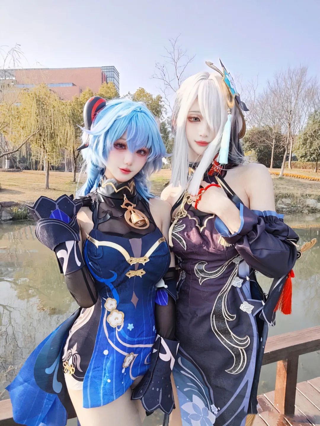 原神cos：裸足+泳装，神子姐姐太御了！妮露撩腿太吸睛！绫华抹胸连衣裙太美了！