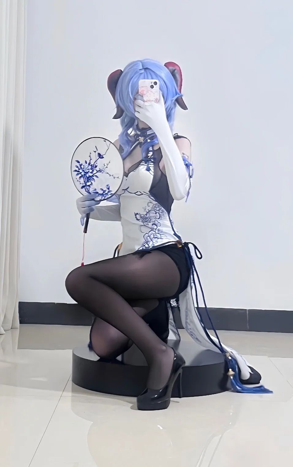 原神cos：黑丝+女仆装，双马尾莫娜巨可爱！赛车服申鹤，旗袍甘雨，紫色长裙神子！