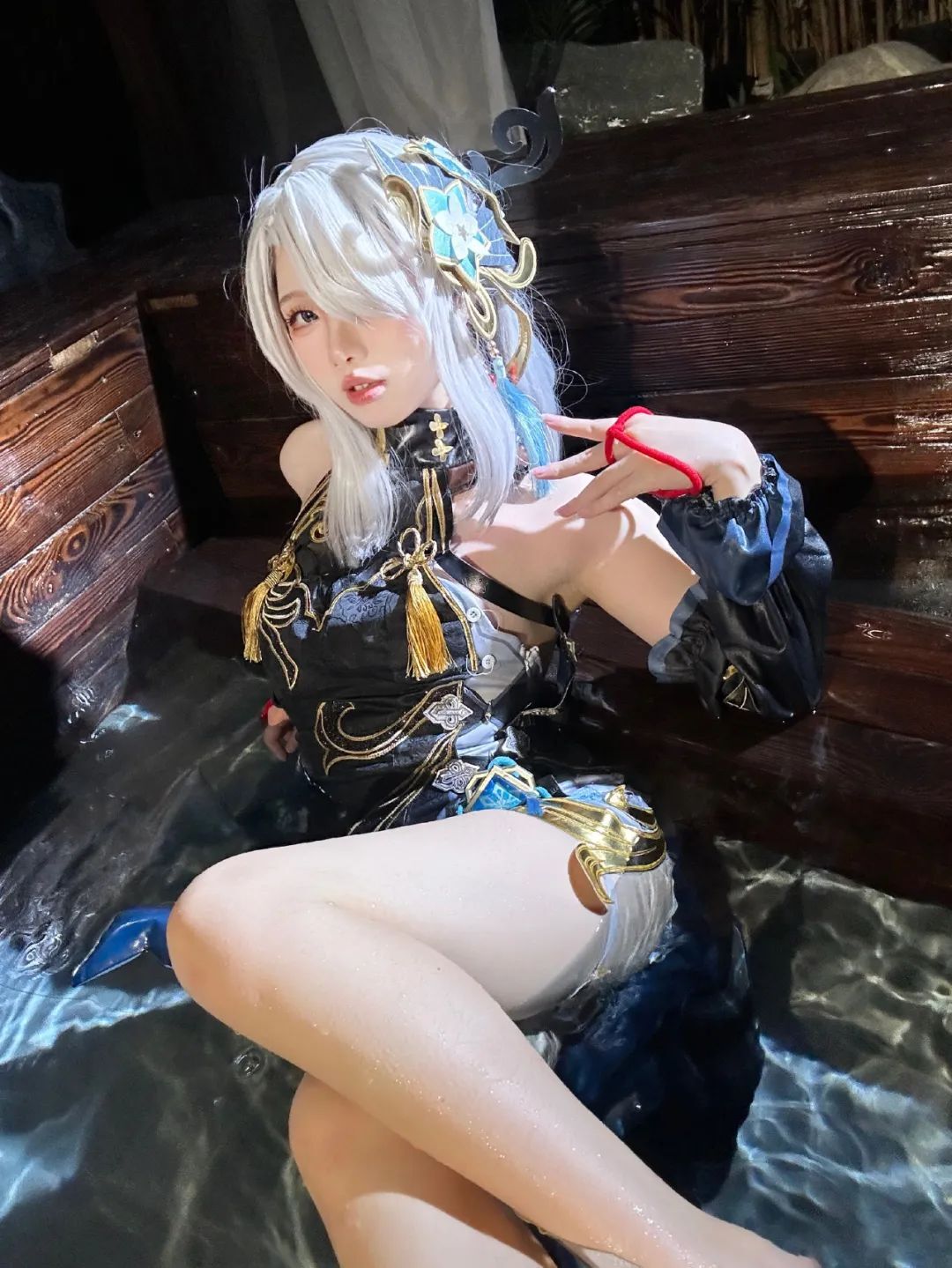 原神cos：八重神子穿婚纱真是美爆了！水中申鹤，邪魅雷神，七七终于长大了！