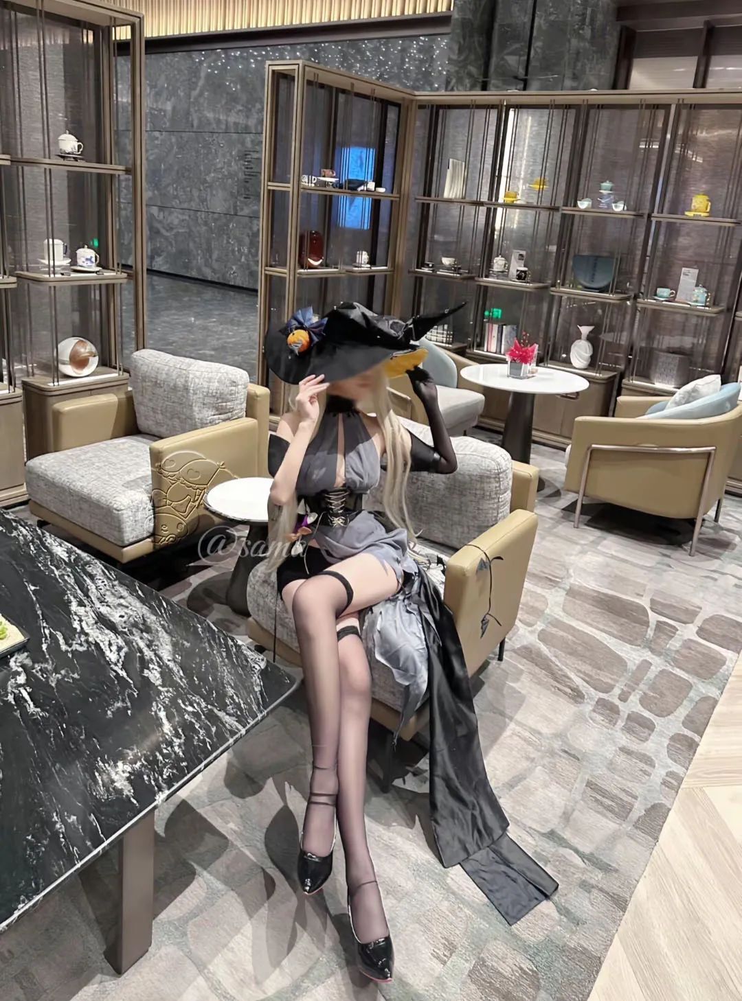 原神cos：超短裤神子太御了！黑丝兔女郎甘雨，勒肉黑丝凝光，白丝女仆申鹤绫华让人狂喜！