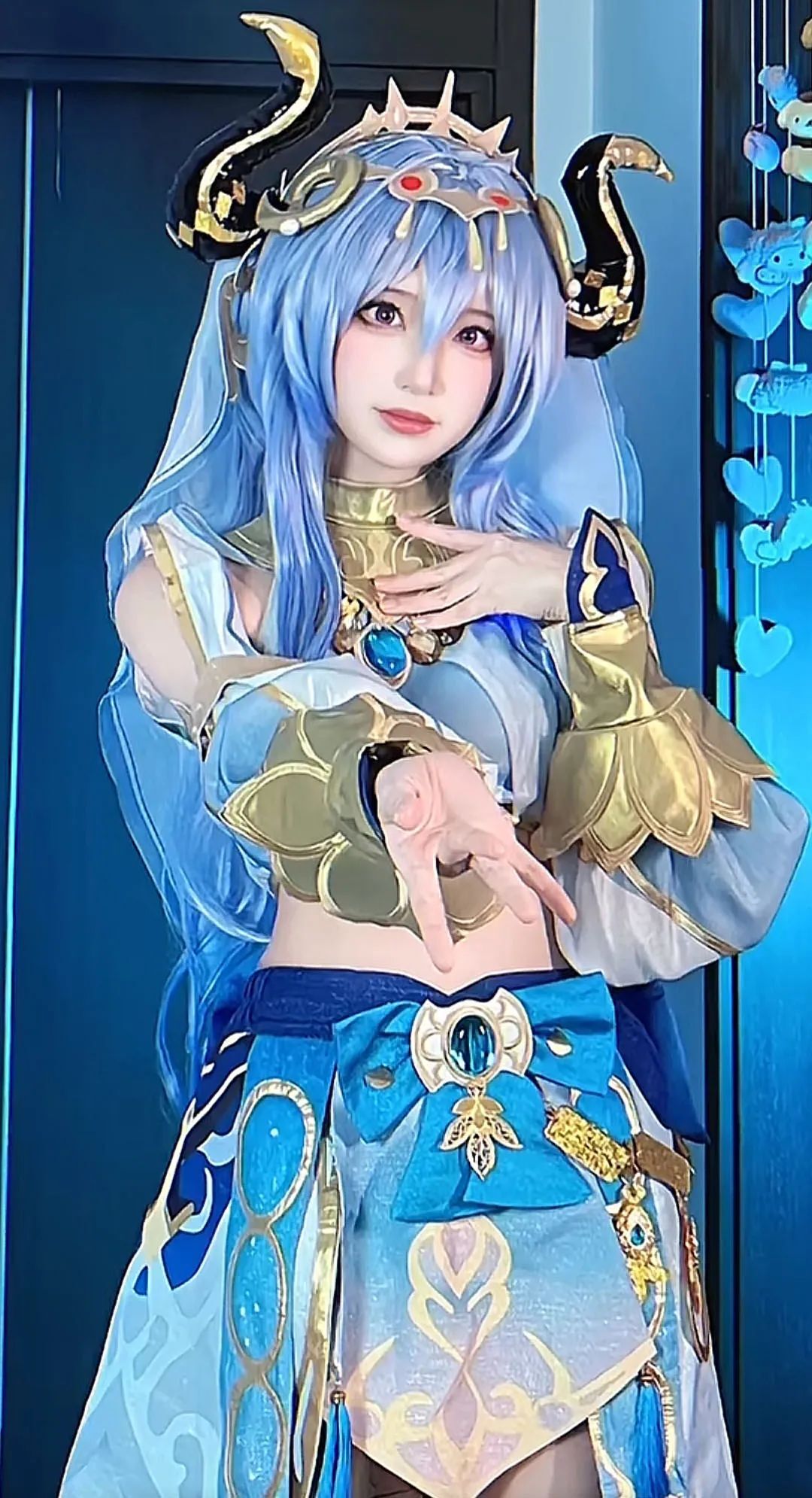 原神cos：黑丝+双马尾，女仆莫娜太美了！泳装妮露，和服雷神，绮良良表情太萌了！