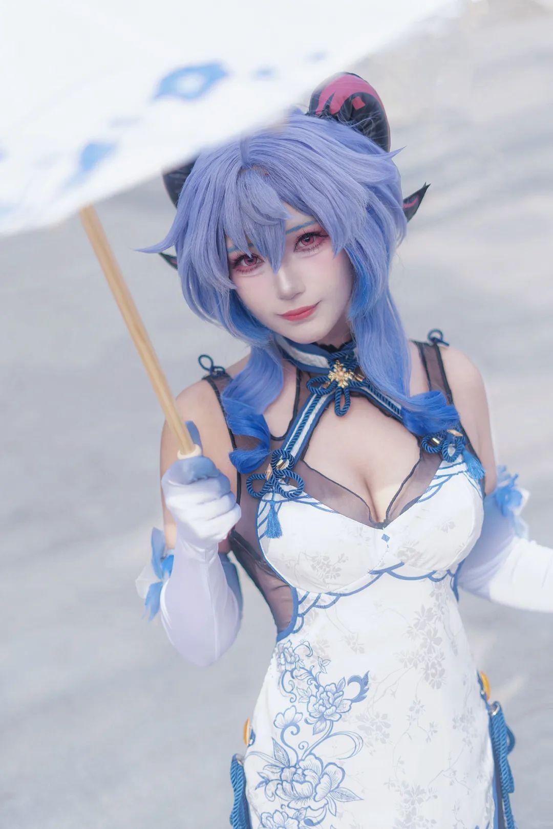 原神顶级cos：甘雨紫色纱裙太可爱了！女仆莫娜，花嫁神子，泳装申鹤，浴袍雷神太漂亮了！