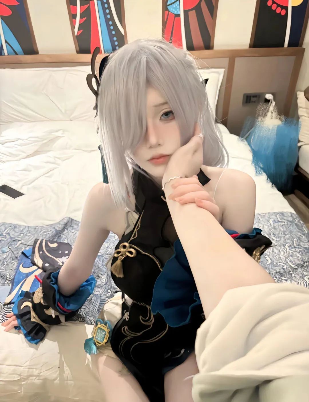 原神cos：白丝+女仆，雷神可爱爆了！泳装神子申鹤让人狂喜！白丝修女服甘雨，JK荧妹谁见过？