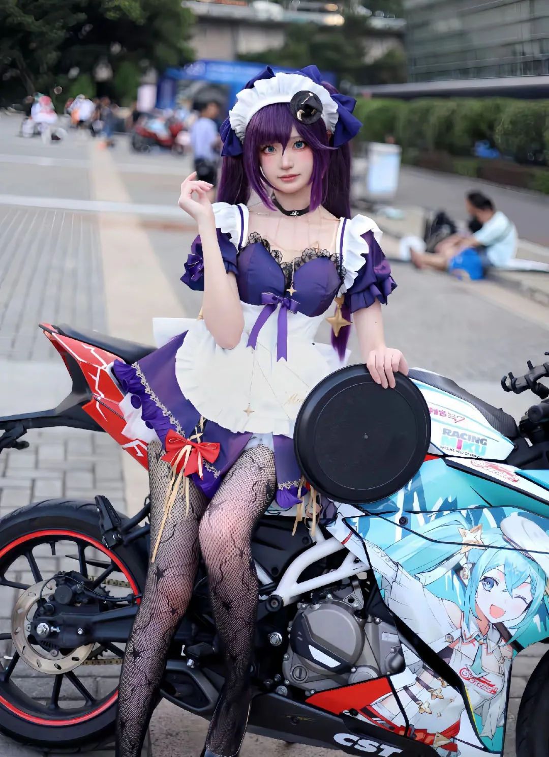 原神cos：裸足+纱裙，申鹤太成熟了！黑色和服绫华太帅气了！校服宵宫超可爱！黑丝女仆莫娜谁不爱？