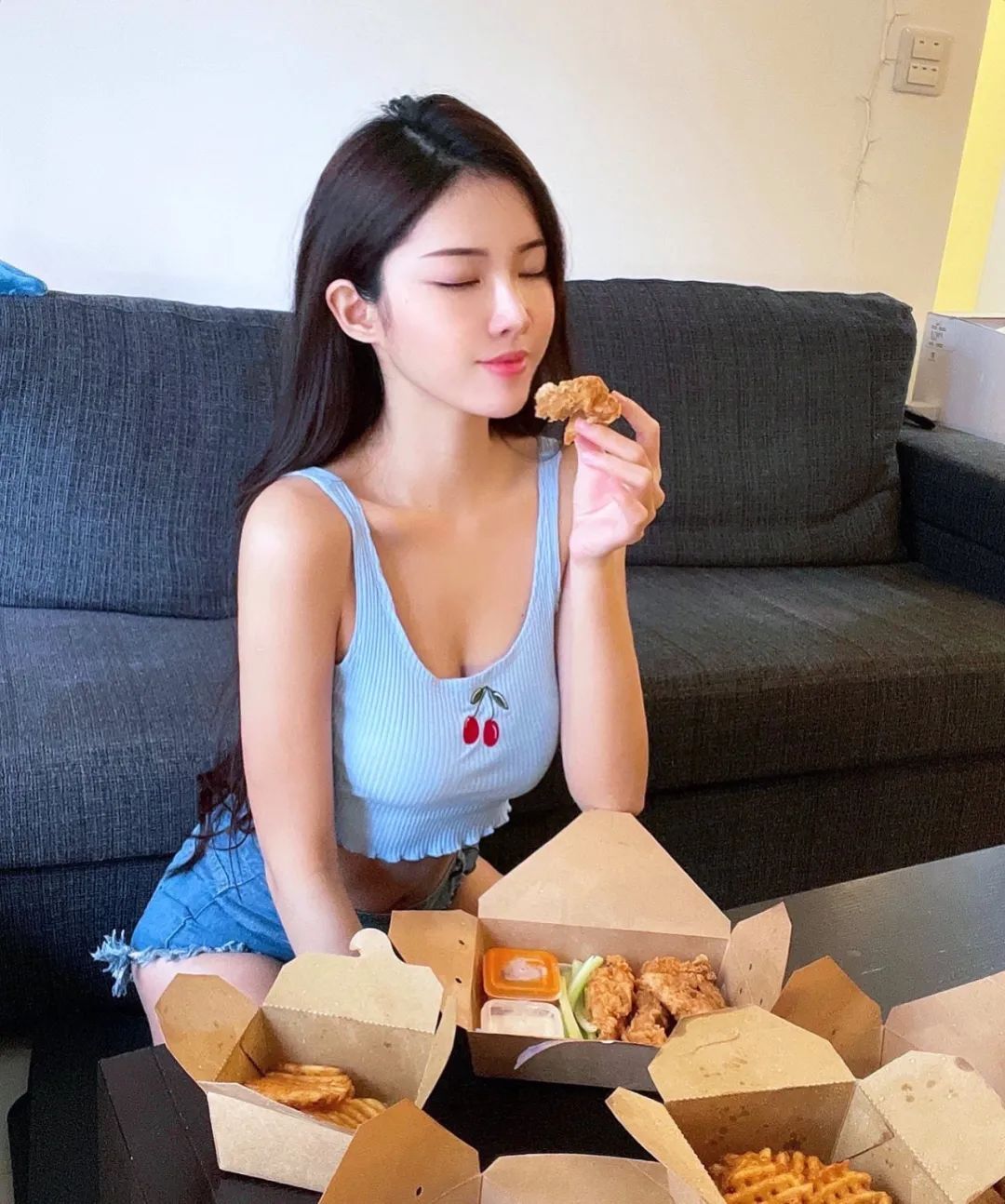 INS美女|台湾内衣模特黄书庭，有颜有料性感照片集