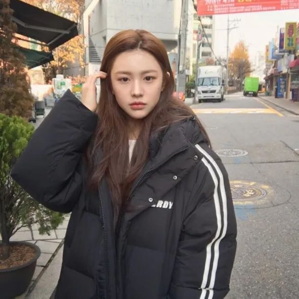 韩国模特高允贞，号称“整形模板”的小全智贤，知性少女穿搭范本