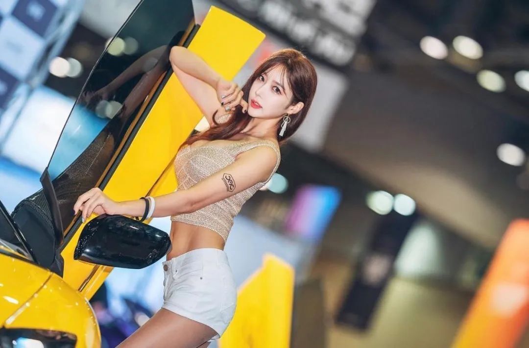 韩国性感车模柳多绵CEUNEE，私下却是清纯甜美型小姐姐