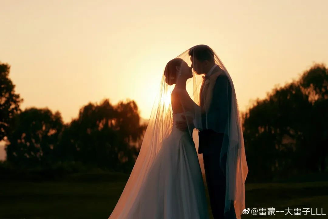 CBA球员雷蒙的妻子，绝美车模张炎，腿长逆天