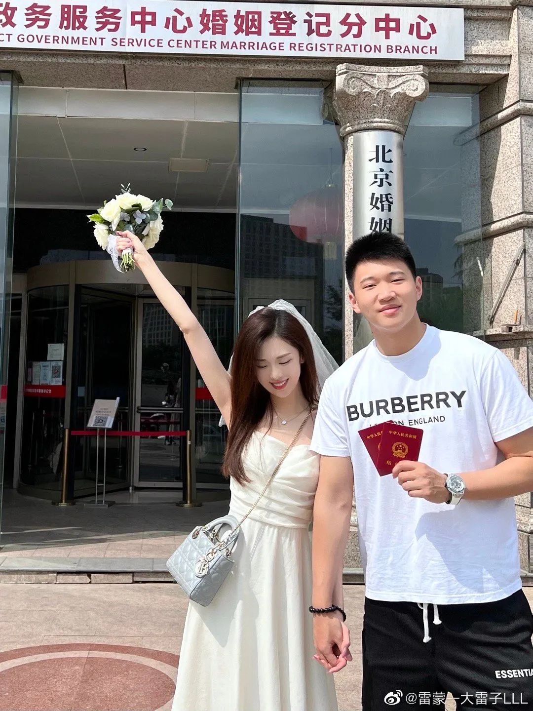 CBA球员雷蒙的妻子，绝美车模张炎，腿长逆天