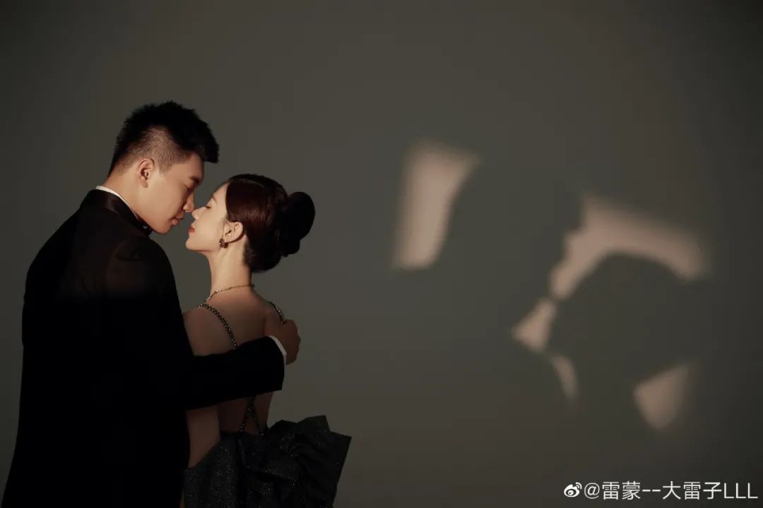 CBA球员雷蒙的妻子，绝美车模张炎，腿长逆天