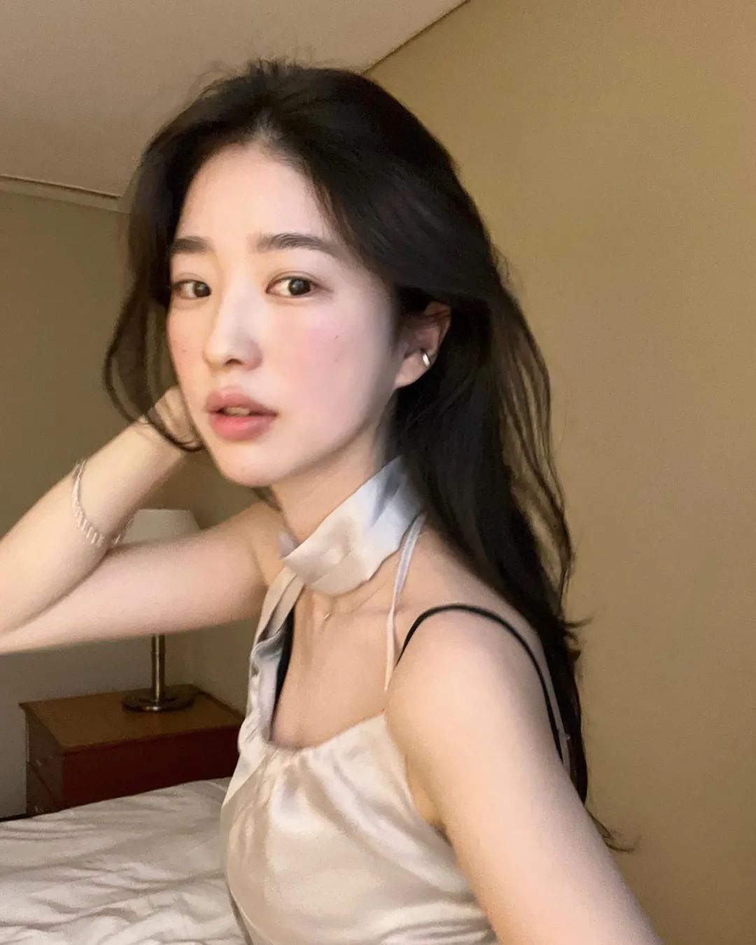 韩国时尚模特leekahee，优雅气质把基础款穿出不一样感觉