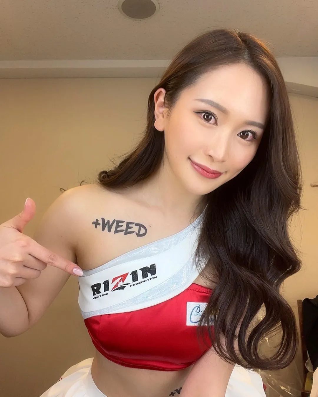 日本OL转战赛车女郎， 超绝身材的福江ななか
