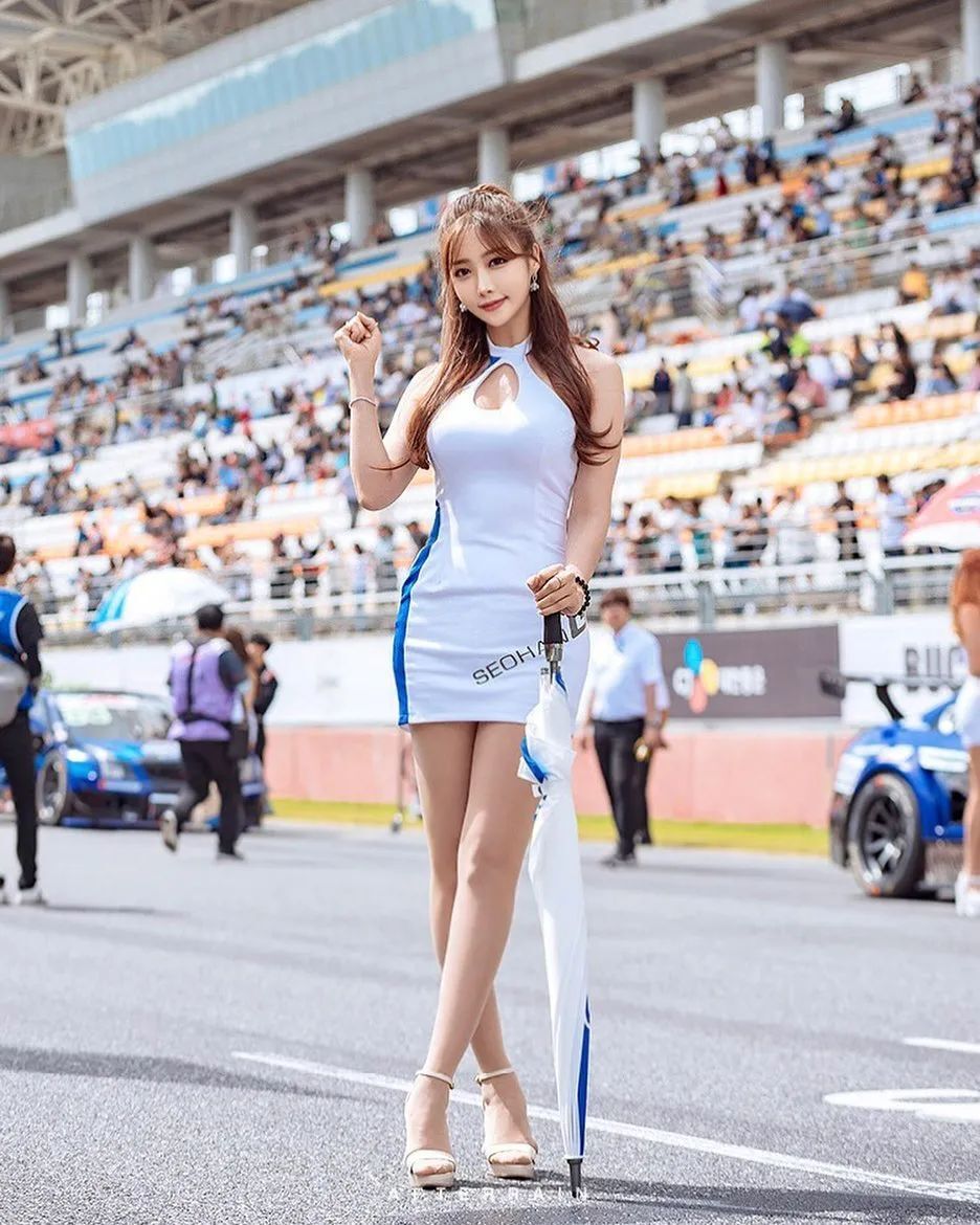 韩国性感车模柳多绵，私下却是清纯甜美型小姐姐