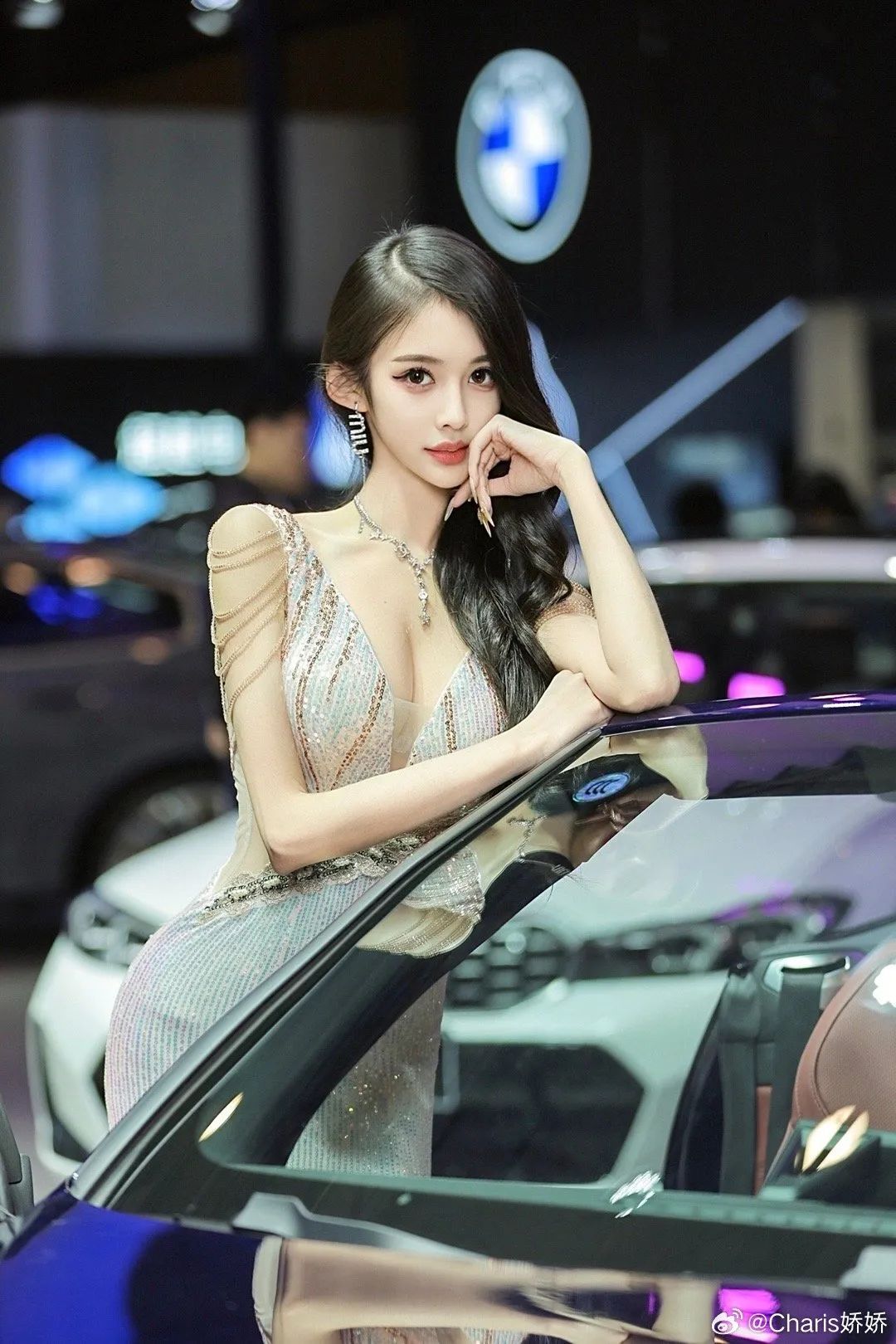 车模Charis，男人都爱的网红脸+妖娆​身材！