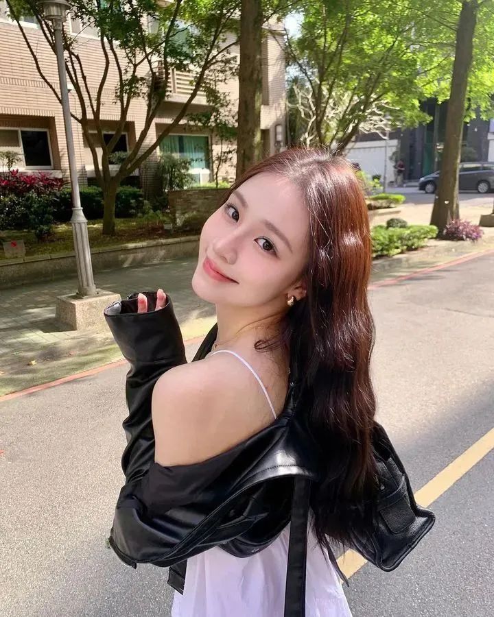 [仙女集]秀色掩今古，荷花羞玉颜