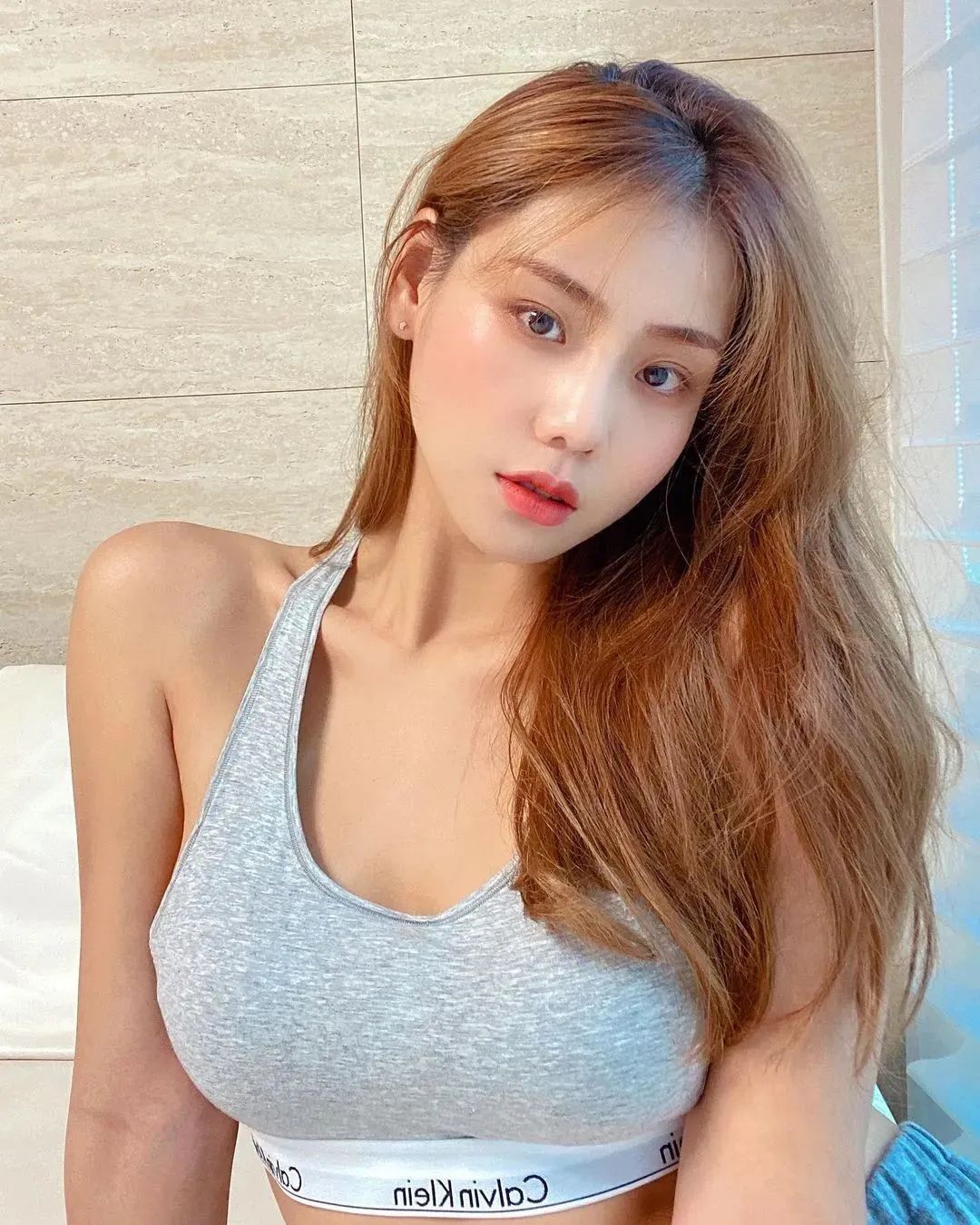 美女壁纸丨金雅珠，甜美又养眼的“韩国卡戴珊”