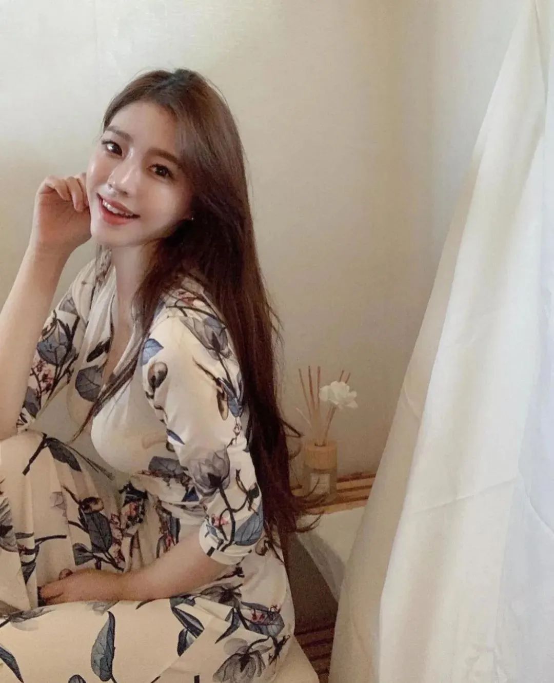 美女壁纸丨韩国网红bestido，笑容甜美可人的气质女神